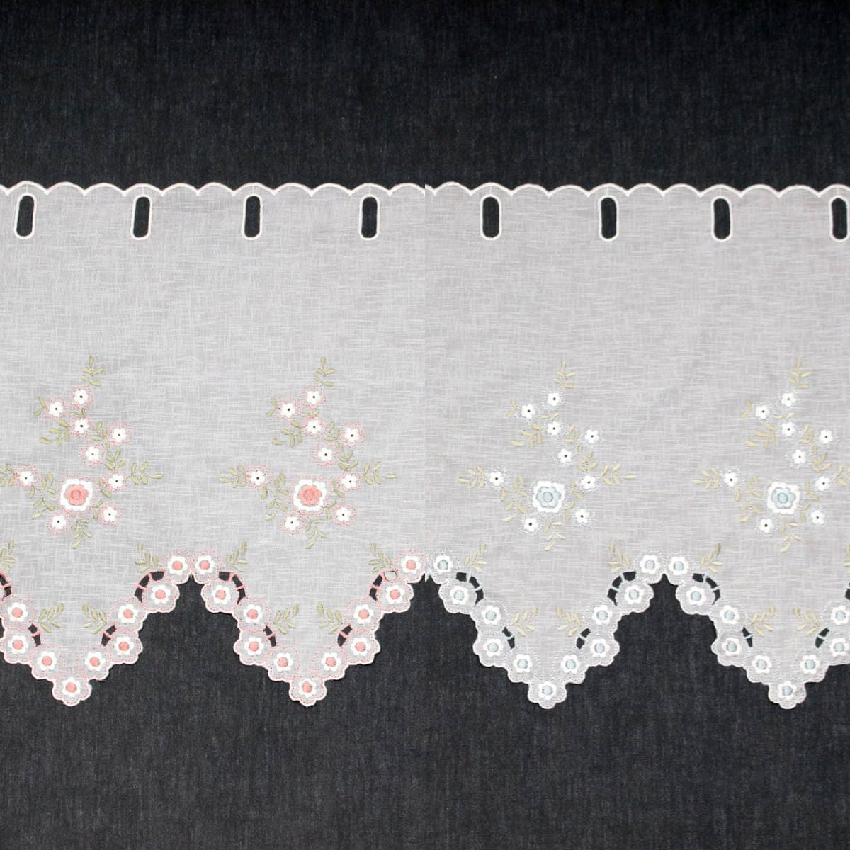 フラワー刺繍のカフェカーテン